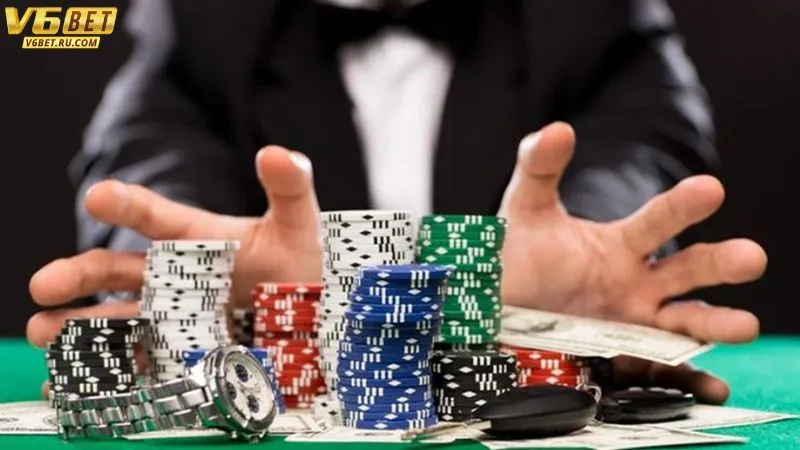 Theo dõi đối thủ xếp bài